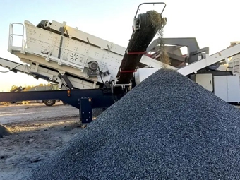 移動(dòng)破碎篩分一體車石灰石項(xiàng)目投產(chǎn)